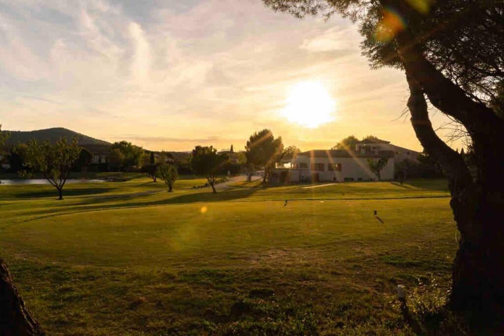 Moment De Detente Sur Le Golf De Pont-Royal Mallemort Exteriér fotografie